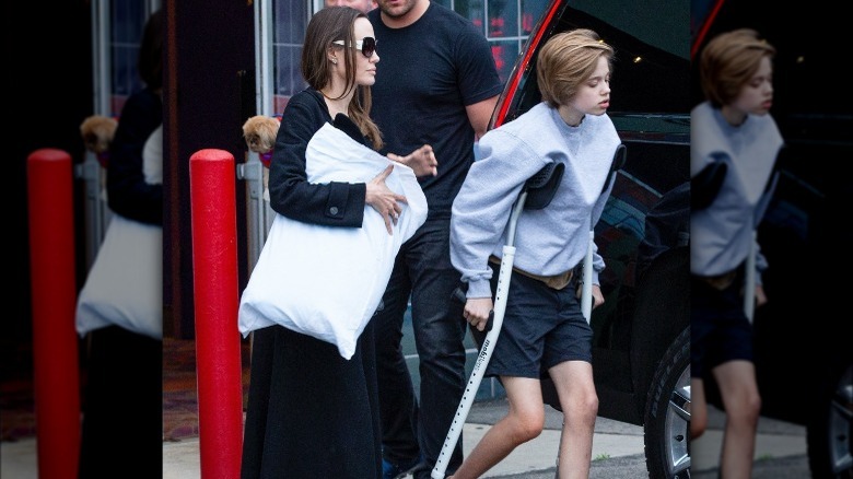 Shiloh Jolie-Pitt avec des béquilles