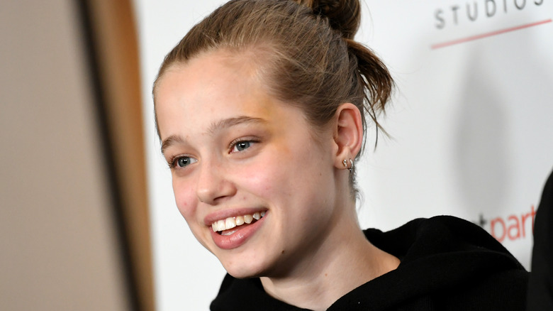 Shiloh Jolie-Pitt souriante