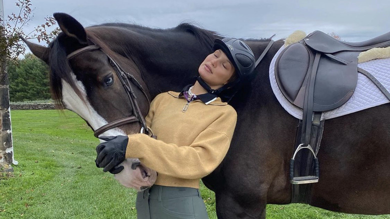 Bella Hadid et son cheval