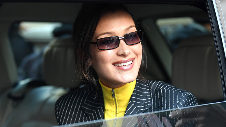 Bella Hadid porte des lunettes de soleil