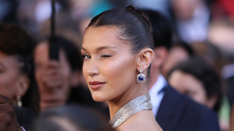 Bella Hadid fait un clin d'œil