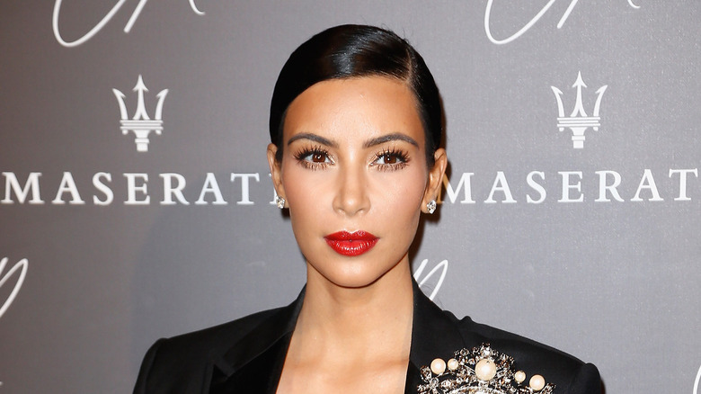 Kim Kardashian en rouge à lèvres rouge