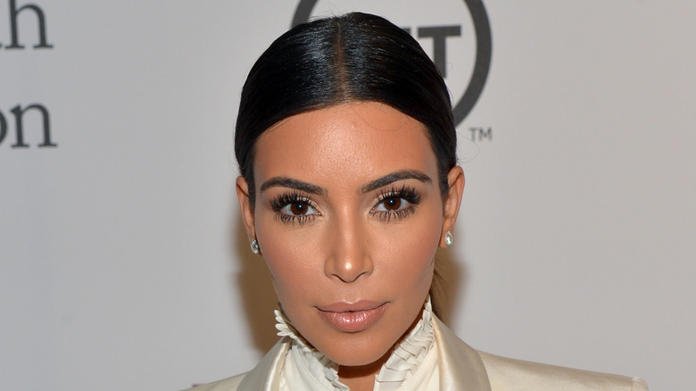 Kim Kardashian en boucles d'oreilles en diamant