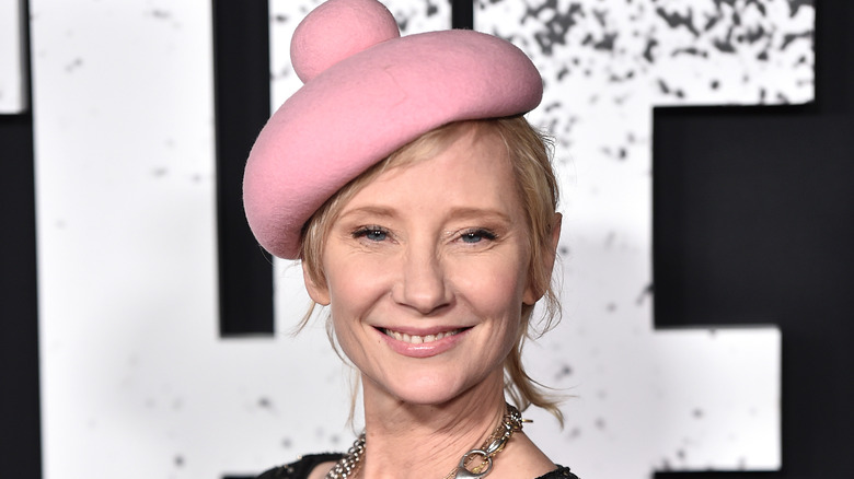 Anne Heche porte un chapeau rose