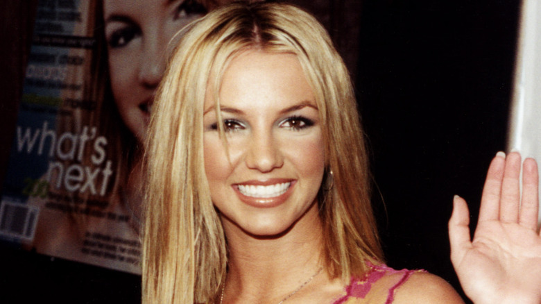 Britney Spears sourit