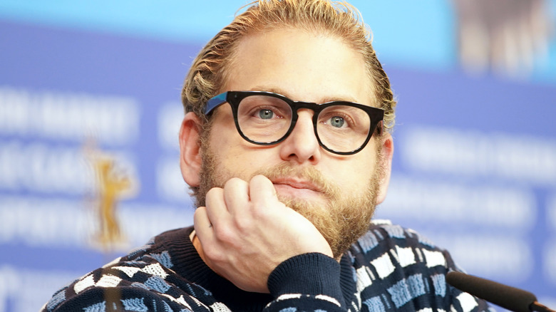 Jonah Hill reposant le menton dans la main