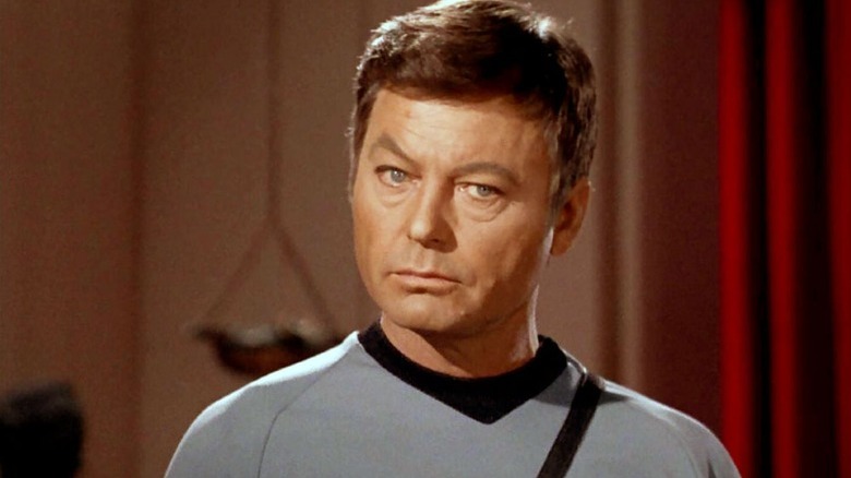 DeForest Kelley dans le rôle du Dr Leonard McCoy dans Star Trek