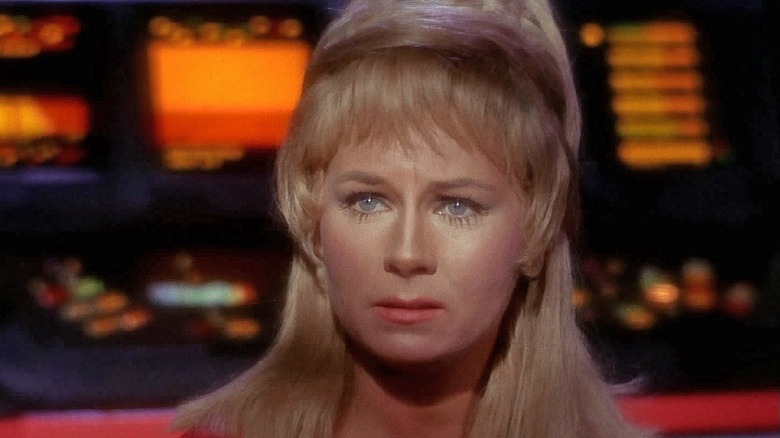 Grace Lee Whitney dans le rôle de Yeoman Rand dans Star Trek