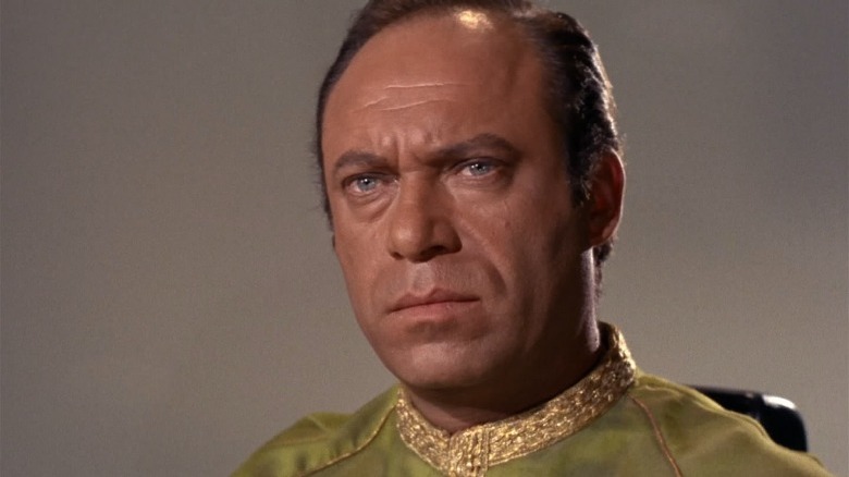 Malachi Throne en tant que Commodore José Mendez dans Star Trek