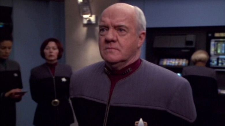 Richard Herd dans le rôle de l'amiral Paris dans Star Trek Voyager