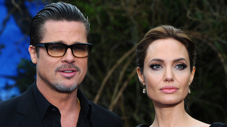 Brad Pitt lunettes cheveux lissés queue de cheval Angelina Jolie