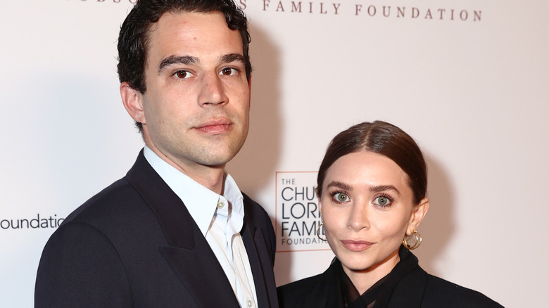 Louis Eisner et Ashley Olsen posent sur le tapis rouge