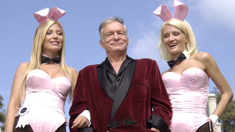 Hugh Hefner avec des lapines