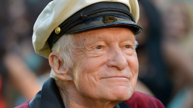 Hugh Hefner portant un chapeau de marin