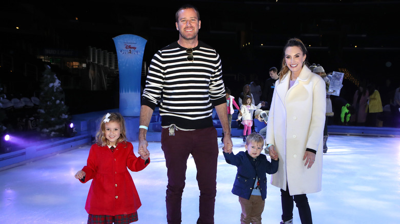 Armie Hammer et Elizabeth Chambers avec des enfants