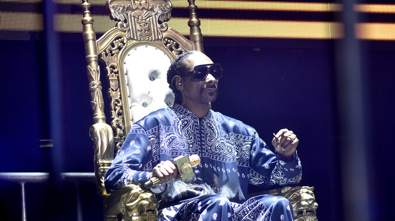 Snoop Dogg assis sur un trône