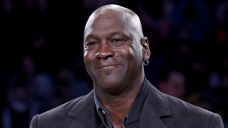 Michael Jordan souriant à l'événement