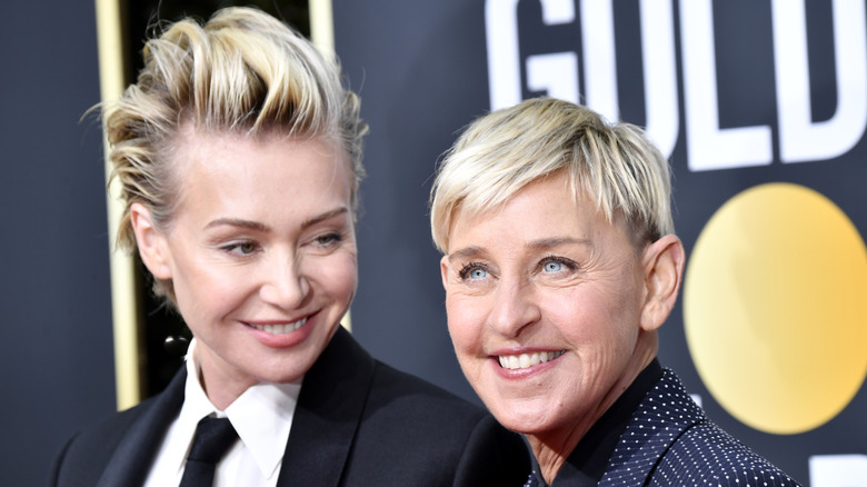 Portia de Rossi souriante regardant Ellen DeGeneres