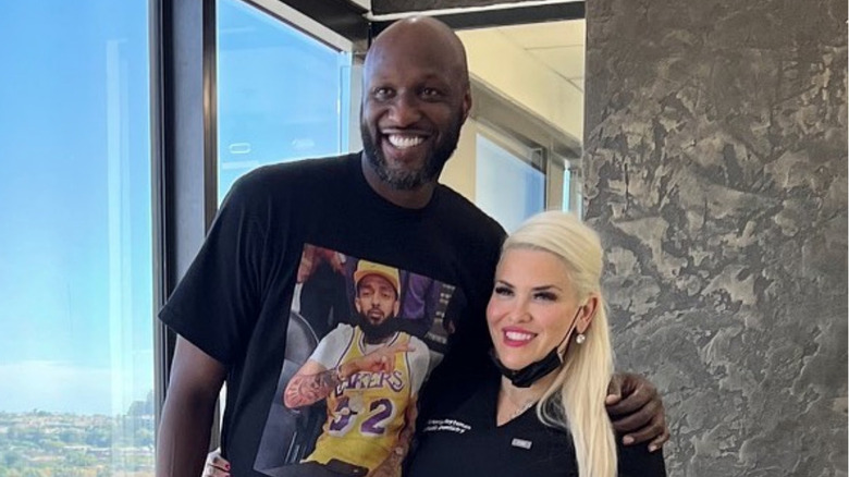 Lamar Odom et le Dr Victoria Veytsman posent et sourient