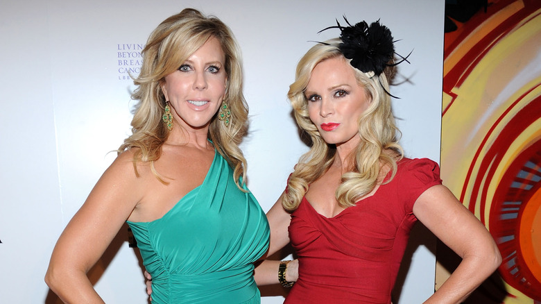 Vicki Gunvalson et Tamra Judge posant