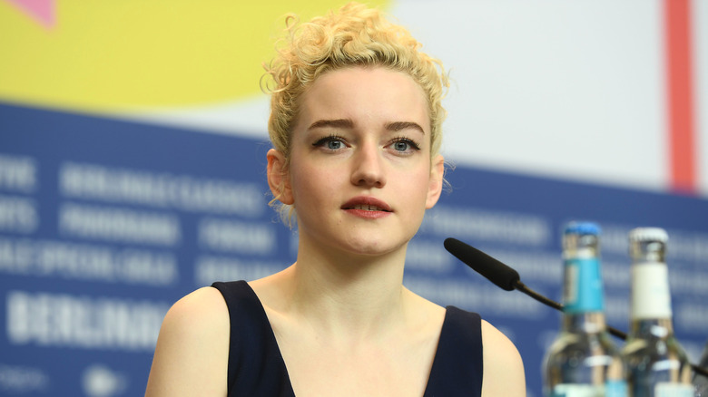 Julia Garner parle lors d'une conférence de presse