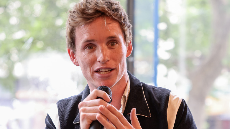 Eddie Redmayne s'exprimant lors d'un événement en 2022