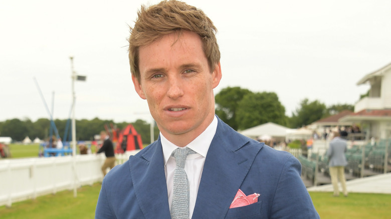 Eddie Redmayne posant pour la caméra