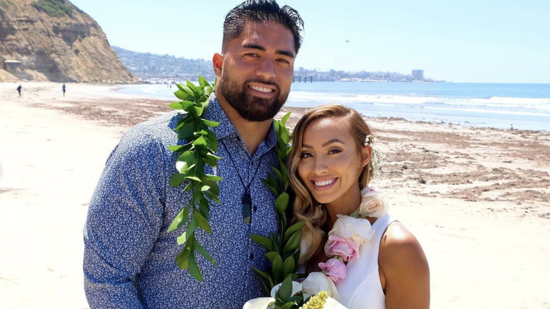 Manti Te'o et Jovi Nicole posant sur la plage