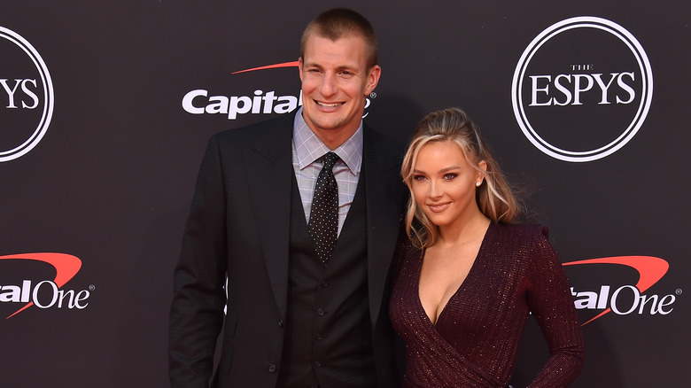 Camille Kostek et Rob Gronkowski posent 