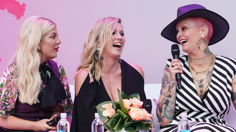 Tori Spelling, Jennie Garth et Mindy Lane lors d'un panel