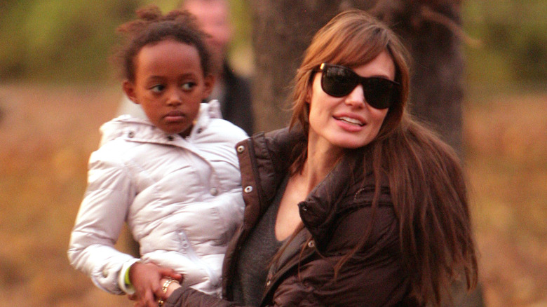 Zahara Jolie-Pitt souriante avec Angelina Jolie