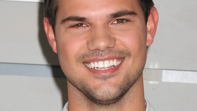 Taylor Lautner souriant