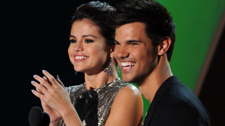 Selena Gomez et Taylor Lautner sourient en 2011