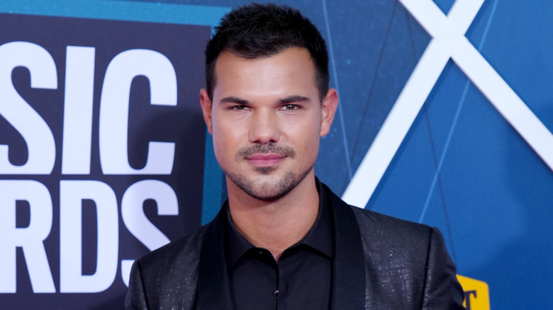 Taylor Lautner posant lors d'un événement en 2022