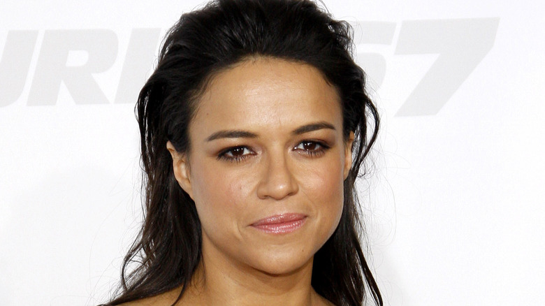 Michelle Rodriguez souriante à la première