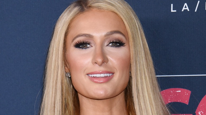 Paris Hilton souriant lèvres roses