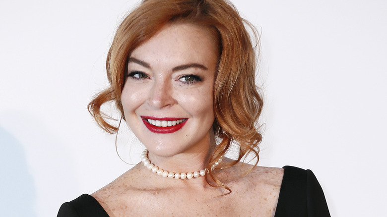 Lindsay Lohan rouge à lèvres souriant