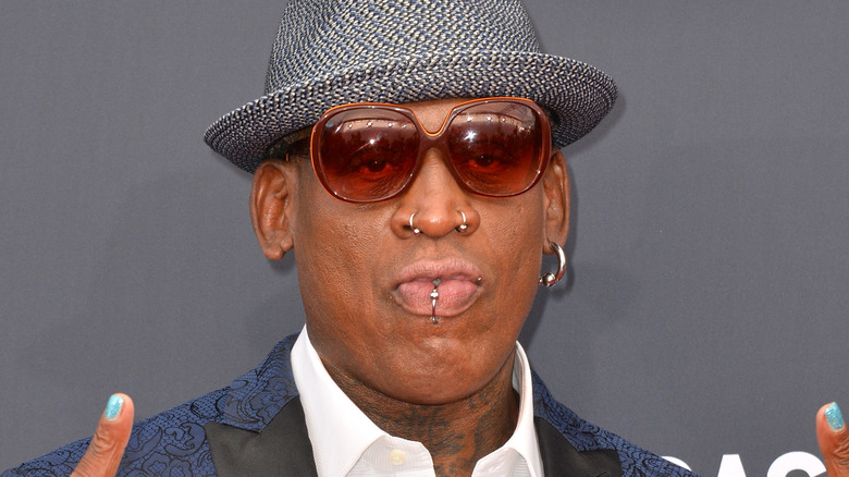 Dennis Rodman posant des nuances de chapeau