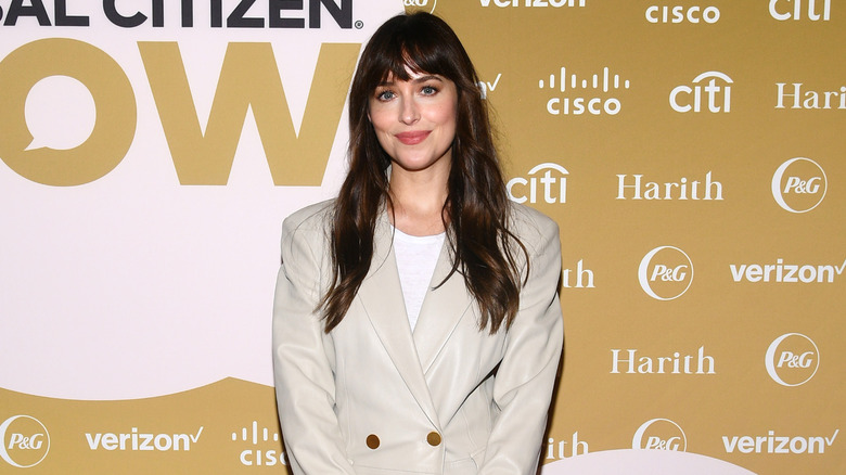 Dakota Johnson pose sur le tapis rouge