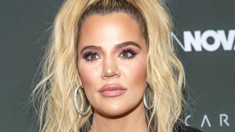 Khloe Kardashian regarde loin de la caméra