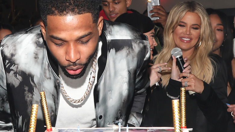 Tristan Thompson souffle des bougies avec Khloe Kardashian souriante