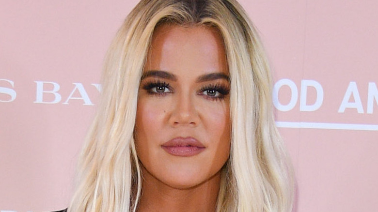 Khloé Kardashian regarde la caméra