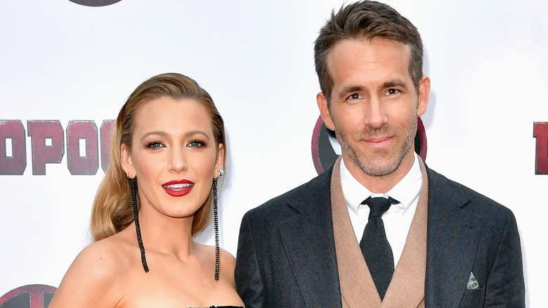 Blake Lively et Ryan Reynolds sourient