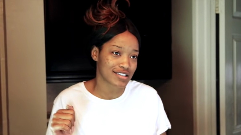 Keke Palmer en train de filmer un tutoriel de maquillage