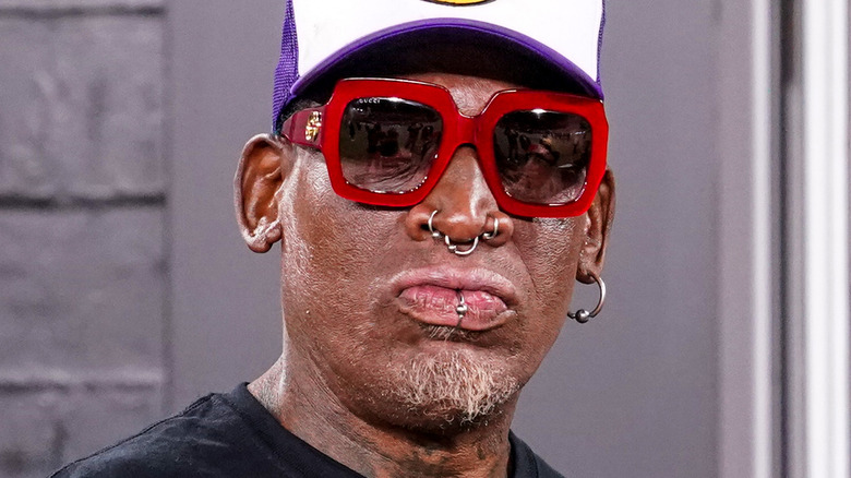 Dennis Rodman portant des lunettes de soleil