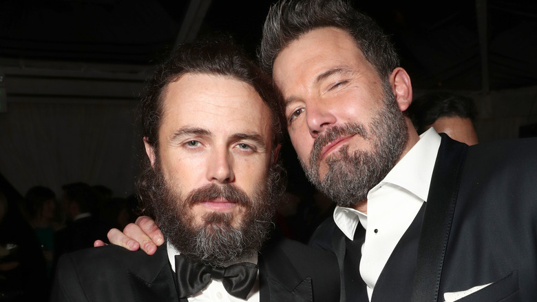 Casey et Ben Affleck s'embrassent