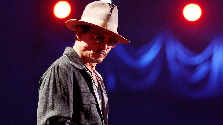 Johnny Depp porte un chapeau aux VMA