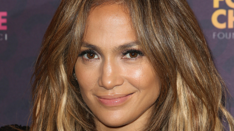 Jennifer Lopez souriante sur un tapis rouge