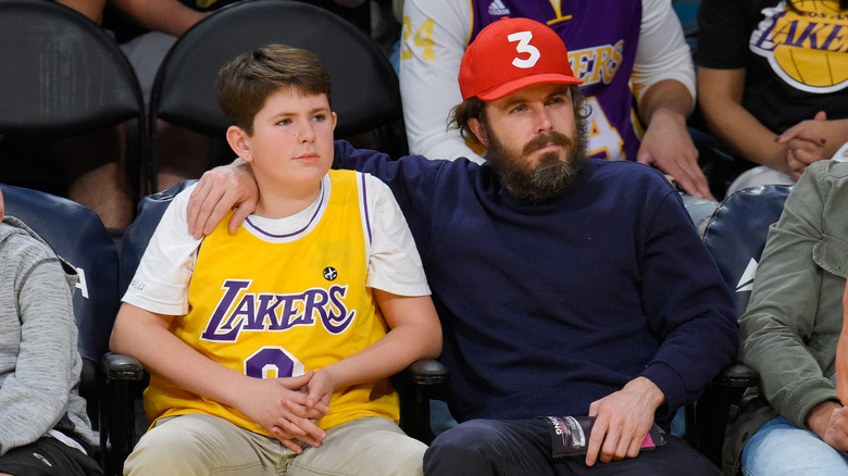 Casey Affleck avec un bras autour de son fils Indiana