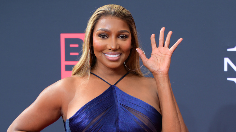 NeNe Leakes saluant et souriant